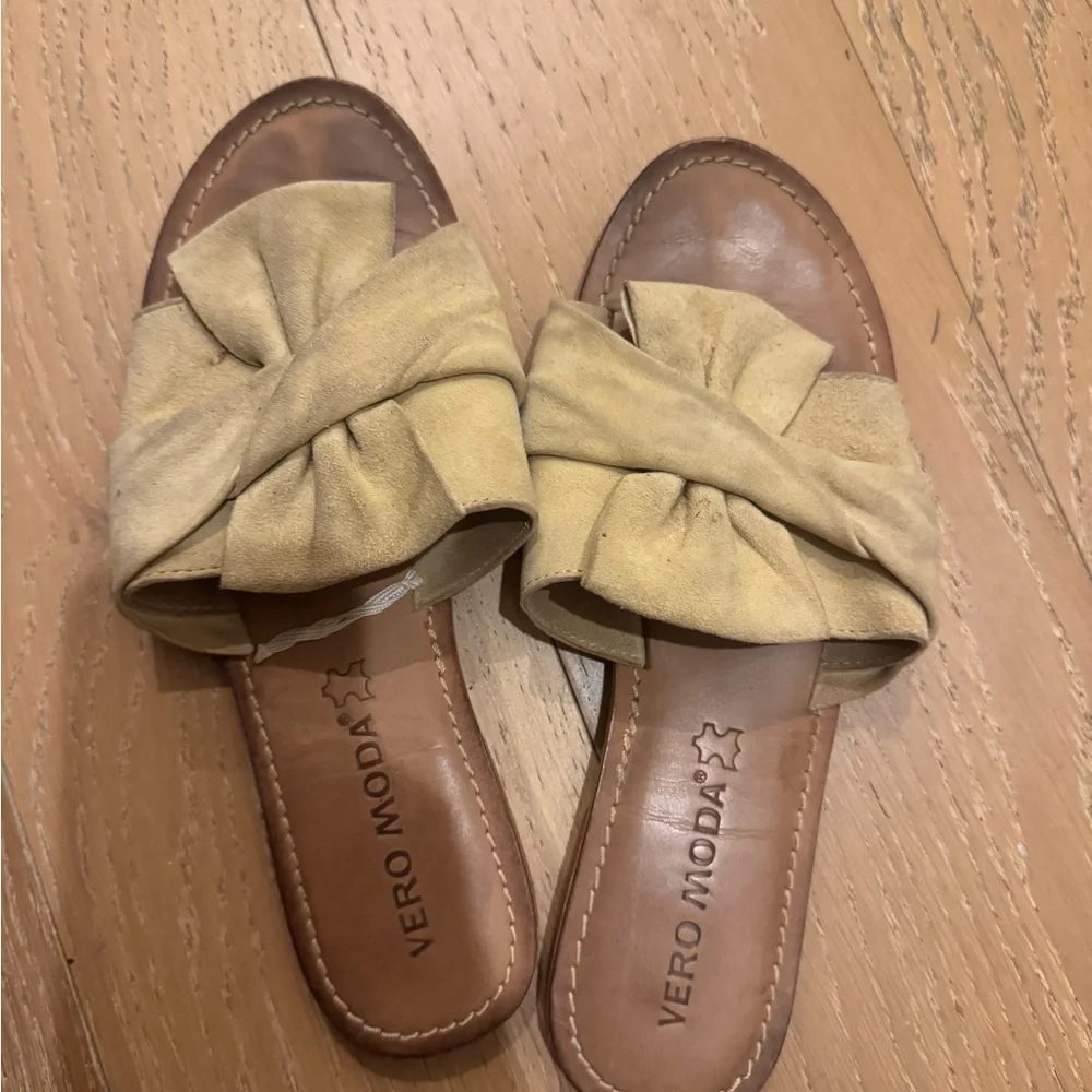 Vero Moda Tan Sandals with Bow Detail
